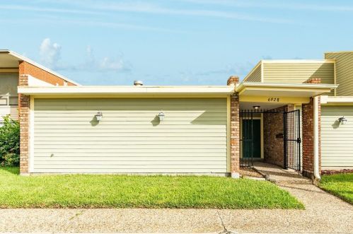 6928 Lasker Dr, Galveston, TX 77551-1753