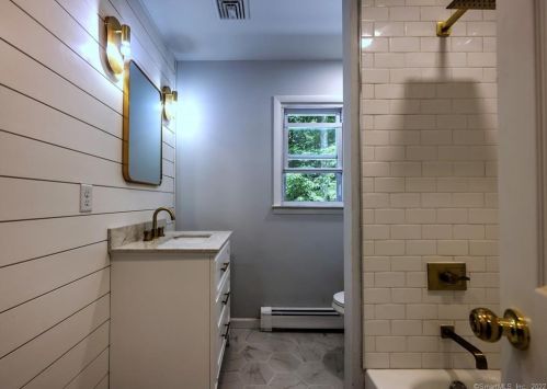 34 Brookwood Ln, Huntington CT  06484-2051 exterior