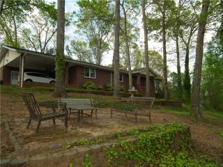42 Lakeview Dr, Euharlee, GA 30121-7693