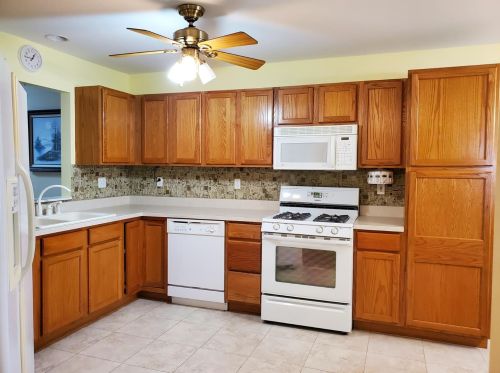 1651 Golden Oak Dr, Crown Point, IN 46307-8272