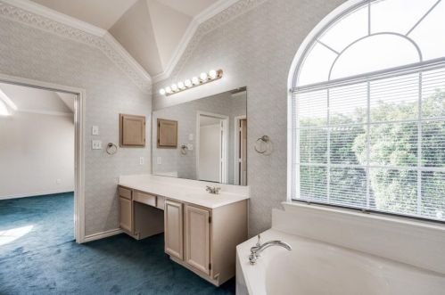 1113 Hunters Crk Dr, Carrollton TX 75007-1112 exterior