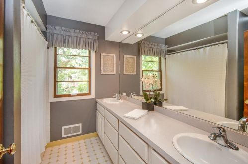 7216 Courtly Rd, Saint Paul MN  55125-1661 exterior