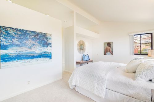 1051 Kamookoa Pl, Honolulu HI  96825-1317 exterior