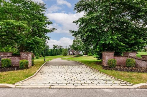 33 Chamberlain Ct, Cheshire, CT 06410-3580
