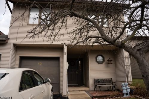 10 Peach Ct, Flemington, NJ 08822-3005