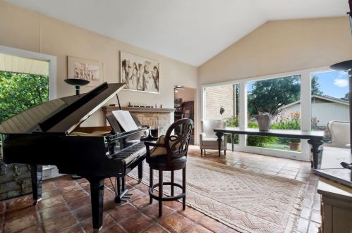 17 Fairway Dr, Conroe, TX 77304-1735