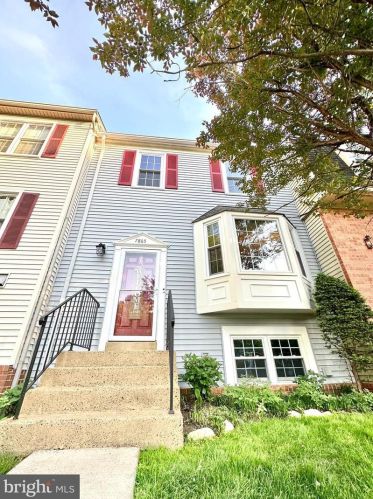 7865 Trammell Ct, Annandale, VA 22003-1566