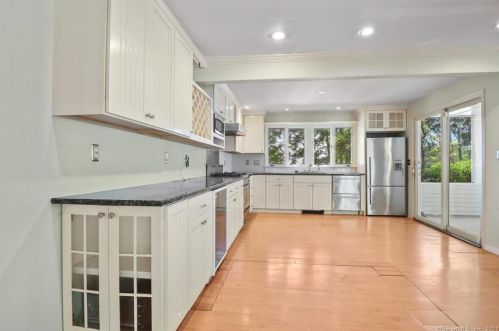 206 Rowayton Woods Dr, Norwalk, CT 06854-3906
