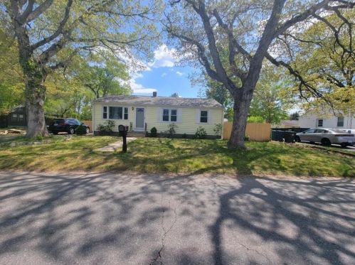 4 Wayne St, Warwick, RI 02889-2425