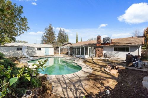 8716 Lodestone Cir, Elk Grove CA  95624-2520 exterior