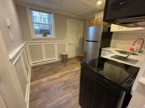 3 Sniffen St, Norwalk, CT 06851-6130
