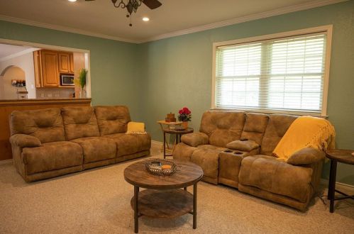 211 Oaklawn Ave, Nocona TX 76255-3109 exterior