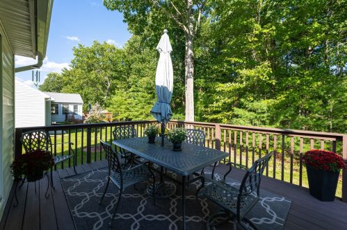 38 Glasgow Cir, Hudson NH  03051-3759 exterior