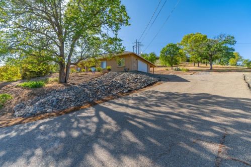 2703 Dale Dr, Valley Springs, CA 95252-9517