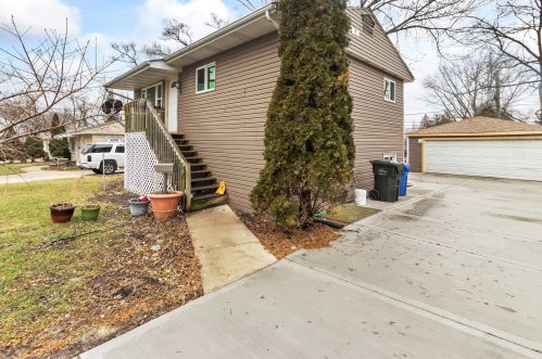 8 Thrush Rd, Carpentersville, IL 60110-1636