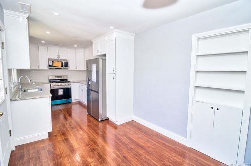 5 Walnut Ave, Huntington CT  06484-2913 exterior