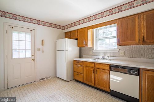 402 Coreopsis Dr, Lancaster PA  17602-1143 exterior