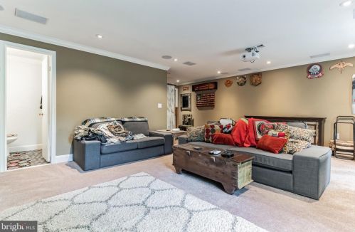 7318 Eggar Woods Ln, Springfield VA  22153-2012 exterior