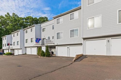 131 Staffordshire Commons Dr, Wallingford, CT 06492-1752