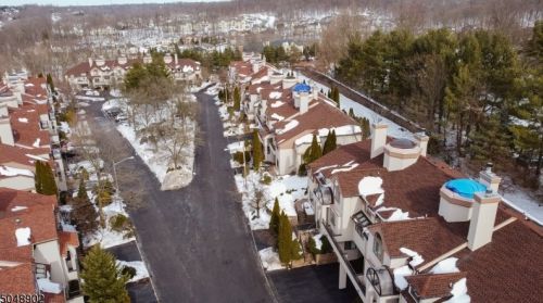 6 Schindler Ter, Town Center, NJ 07052-1077