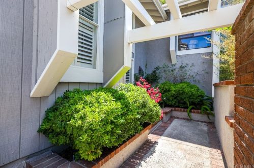 8 Rocky Knl, Irvine, CA 92612-3257
