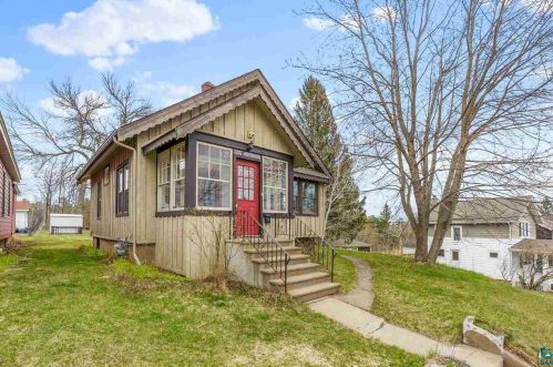 12 Chester Pkwy, Duluth, MN 55805-1528
