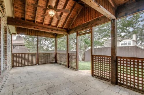 1112 Courtney Ln, Lewisville, TX 75077-2565