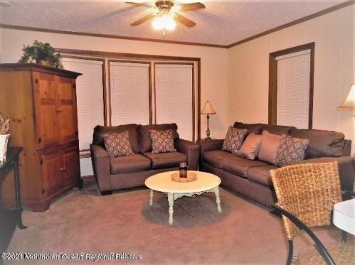 6 Raccoon Ave, Lakehurst, NJ 08759-3653