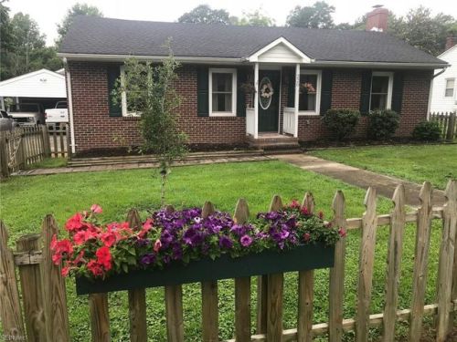 220 Pinecrest Rd, Wakefield, VA 23888-2936