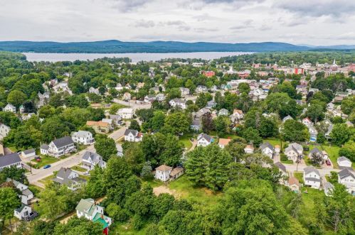 17 Dolloff St, Laconia, NH 03246-3824