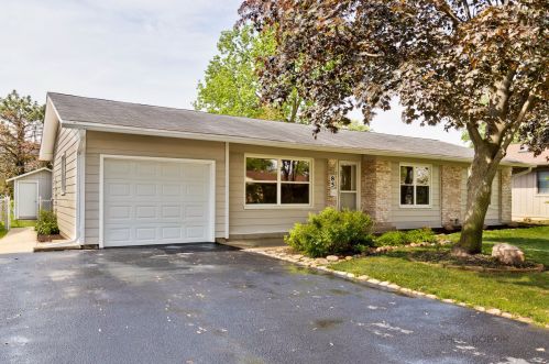 85 Kendal Rd, Elk Grove Vlg, IL 60007-3938