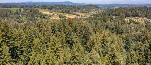 2132 Green Hill Rd, Sebastopol, CA 95472-9306