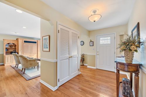4106 Chester Dr, Glenview, IL 60026-1057