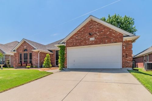 2720 Flint Rock Dr, Fort Worth TX  76131-2055 exterior