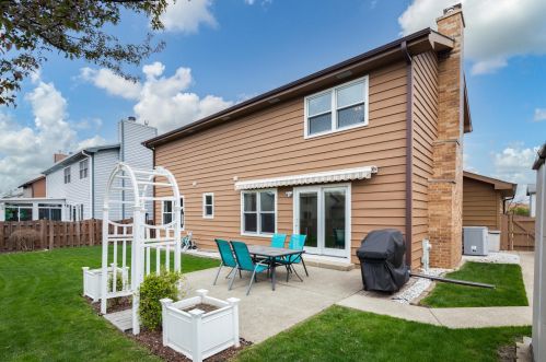 734 Eastchester Rd, Wheeling, IL 60090-5592
