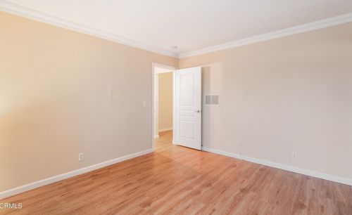 3220 Altura Ave, Glendale CA 91214-3300 exterior