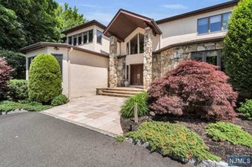 61 Adams Dr, Cresskill, NJ 07626-1727