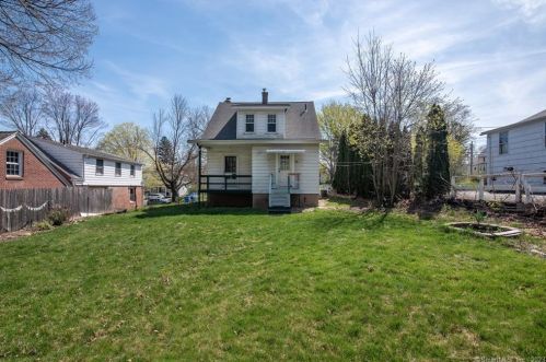 32 Bretton Rd, Middletown CT  06457-4112 exterior