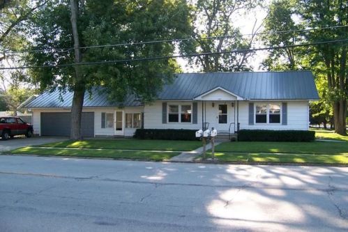 422 Center St, Wing, IL 61741-9453
