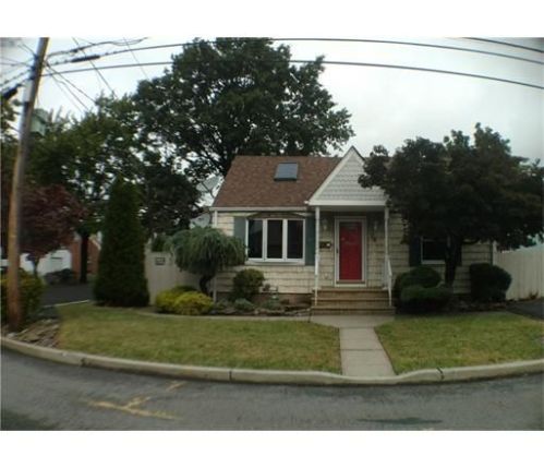 26 Dartmouth Ave, Avenel, NJ 07001-1805