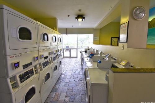 445 Seaside Ave, Honolulu HI  96815-2640 exterior