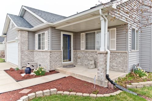 811 Blackhawk Dr, Braidwood, IL 60408-1894