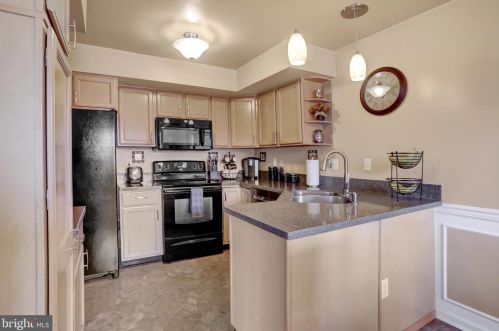 16 Mill Pond Dr, Lancaster PA  17603-7411 exterior