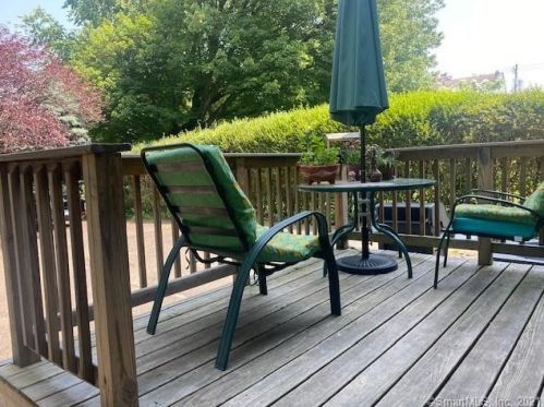 8 Ivy Pl, Norwalk CT  06854-1406 exterior
