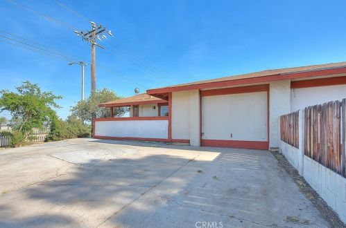 405 13th St, Perris, CA 92570-4535
