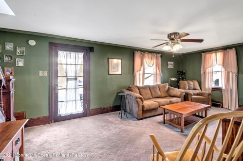 8 Oakford Ave, Plumsted Township, NJ 08533-1511