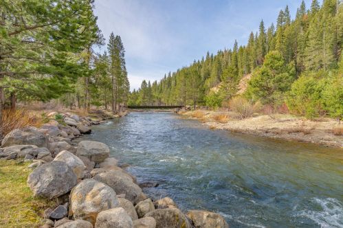 6860 Riv Rd, Truckee CA  exterior