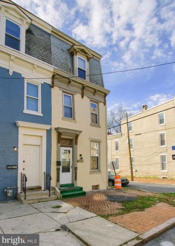 321 Peffer St, Harrisburg, PA 17102-1869