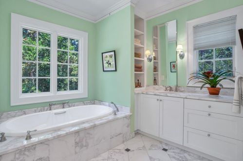 453 Manor Ridge Dr, Atlanta GA  30305-3509 exterior