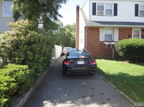86 Krakow St, Outwater, NJ 07026-1427